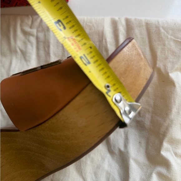 Tory Burch INES 80MM WEDGE SLIDE
CALF LEATHER/METALLIC VEG
LEATHER
SIZE US 7 - Picture 7 of 13